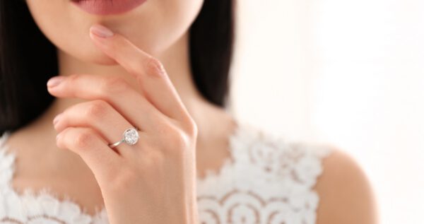 Rozmiary pierścionków. Poznaj je i dobierz idealny pierścionek zaręczynowy 💍