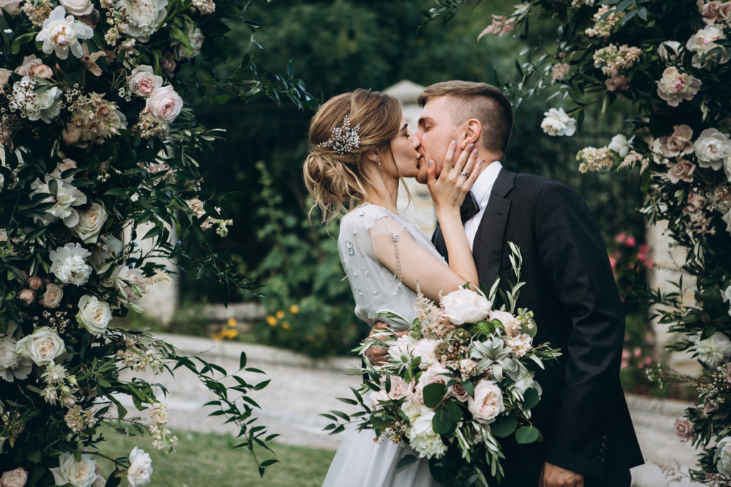 Śmieszne życzenia ślubne - pocałunek pary młodej podczas ślubu