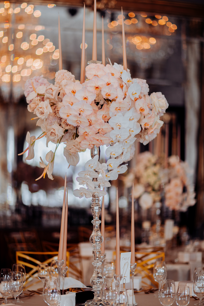 Dekoracja sali weselnej - biało-różowe kompozycje ze stroczyków