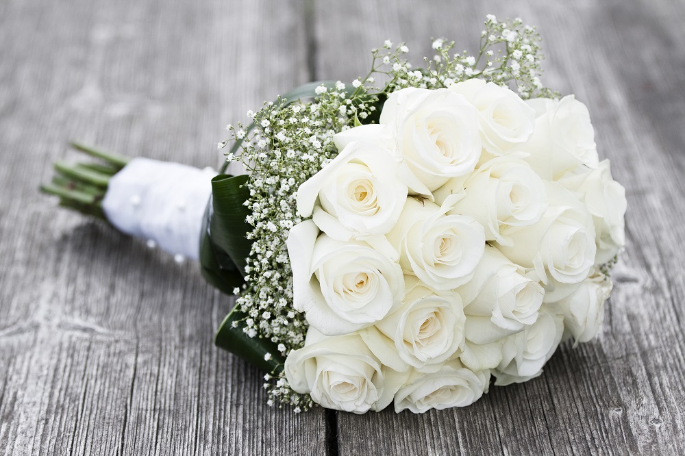 Kwiaty do bukietu ślubnego. Bukiet z białych róż i gipsówki.
