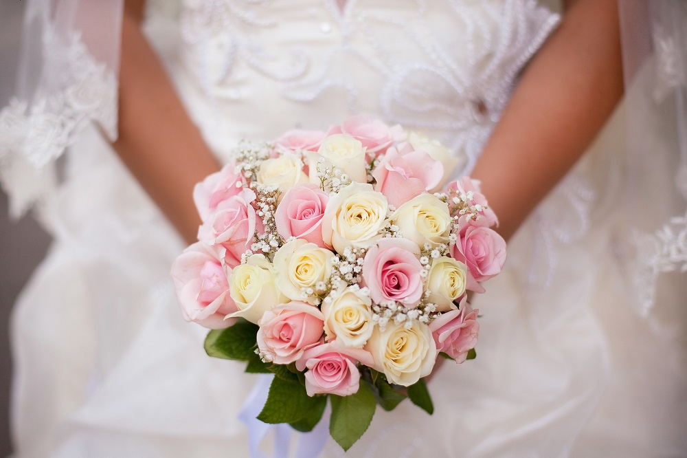 Kwiaty do bukietu ślubnego. Bukiet z róż i gispówki.