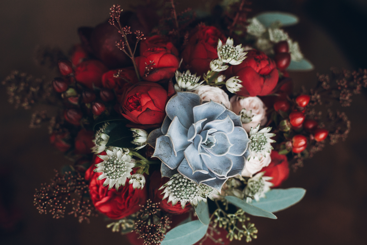Bukiet ślubny z czerwonych róż z sukulentami