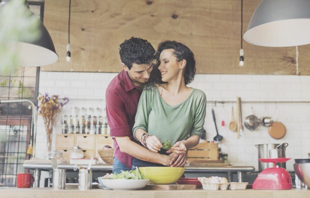 Gotowanie w małżeństwie – jak wspólnie cieszyć się obowiązkami?
