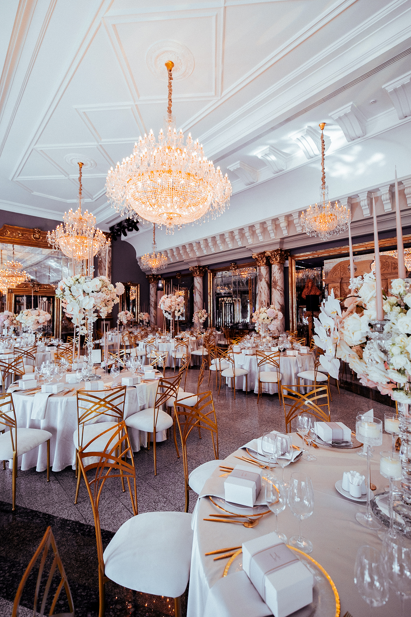 Dekoracja sali na wesele w klimacie glamour