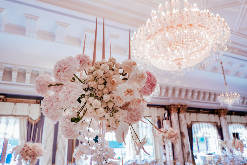 Dekoracja sali weselnej w klimacie glamour w pastelowych kolorach