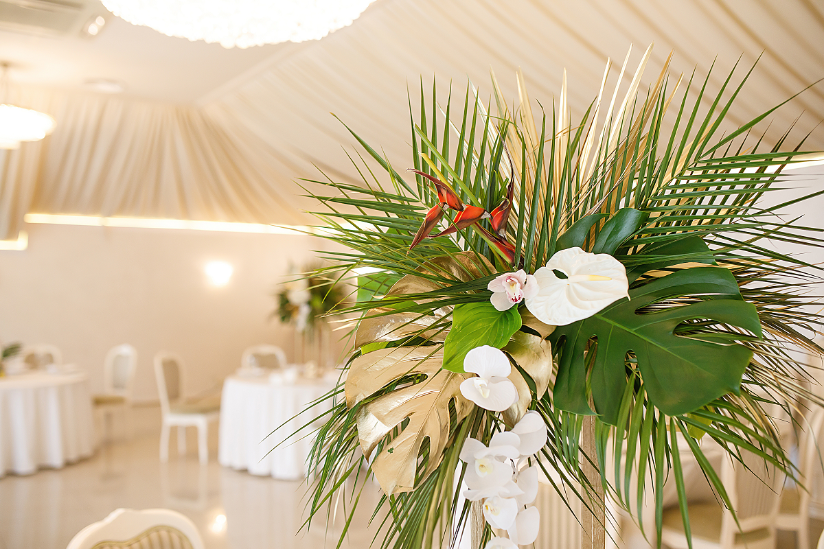 Dekoracja sali weselnej w stylu tropikalnym