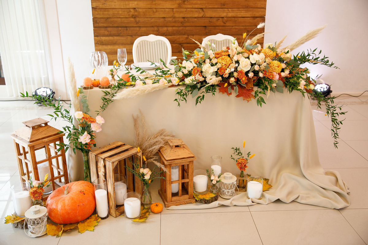 Dekoracja sali weselnej w jesiennym stylu
