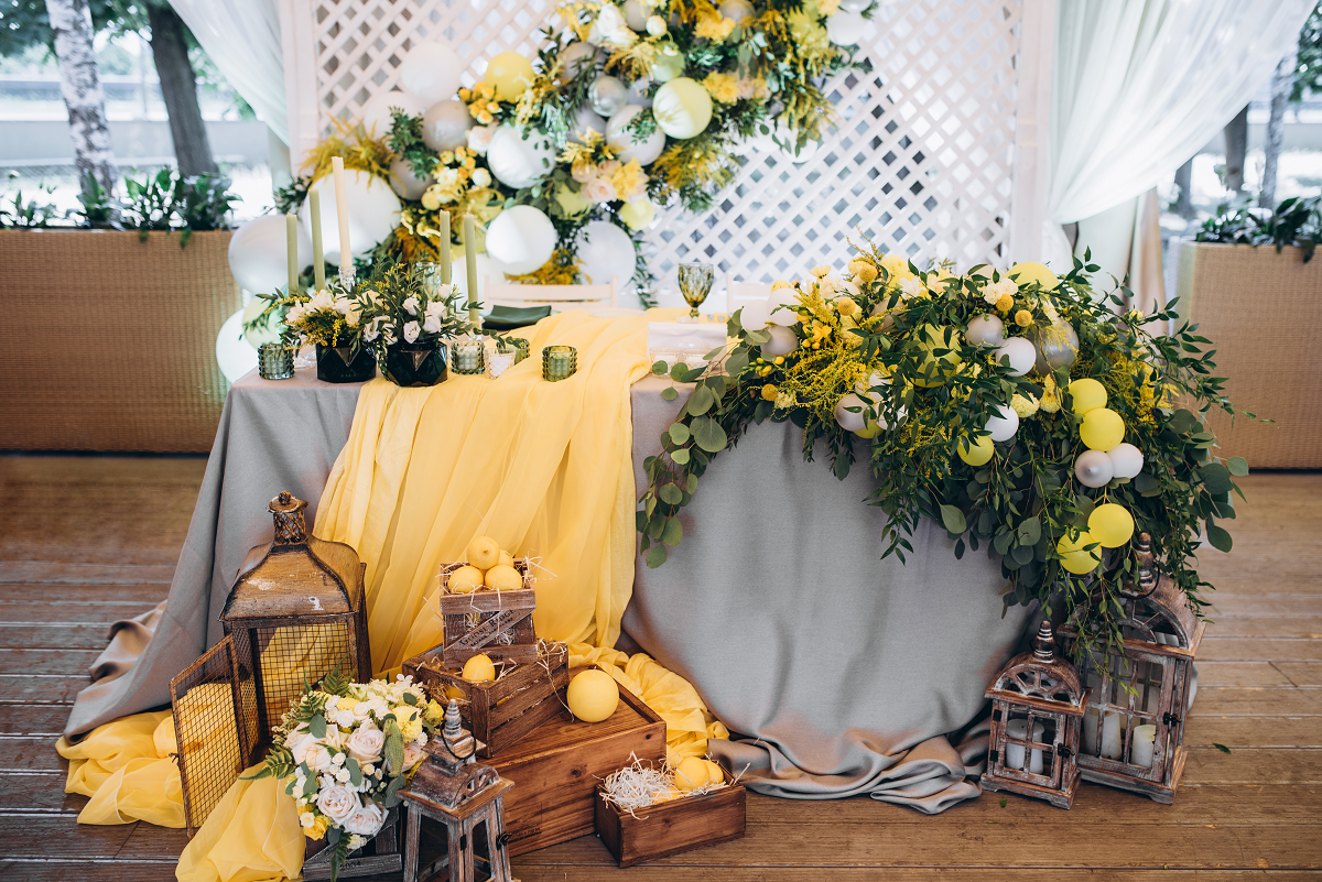 Dekoracja sali weselnej - stół pary młodej w żółtych barwach