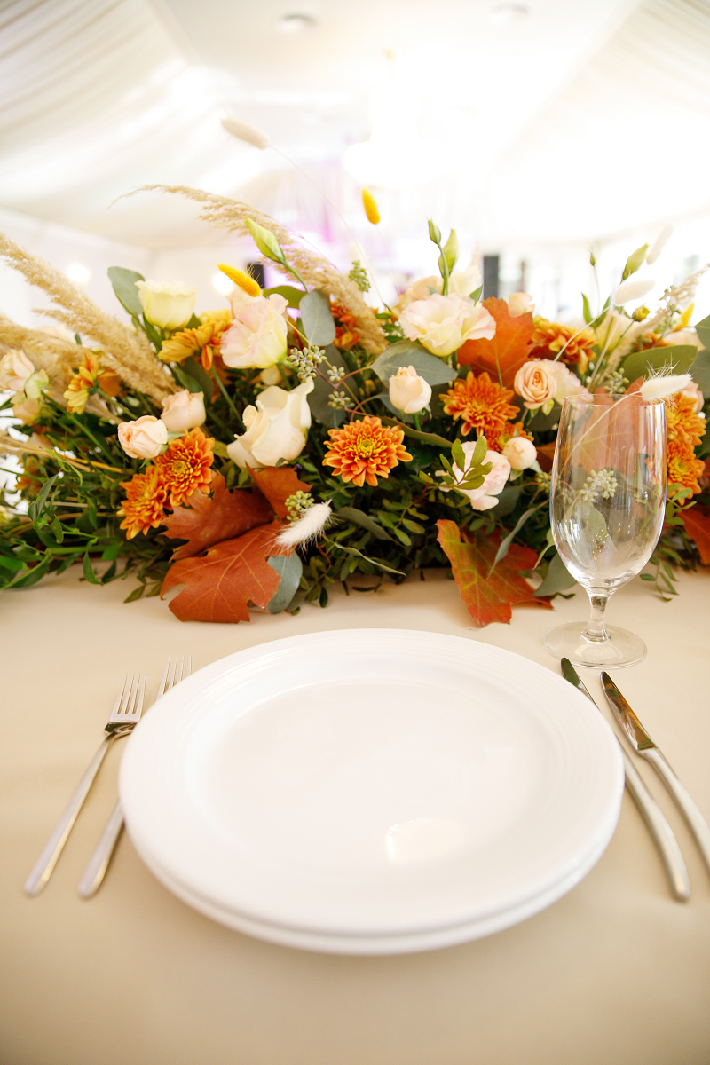 Dekoracja sali weselnej w jesiennym klimacie - zastawa stołowa