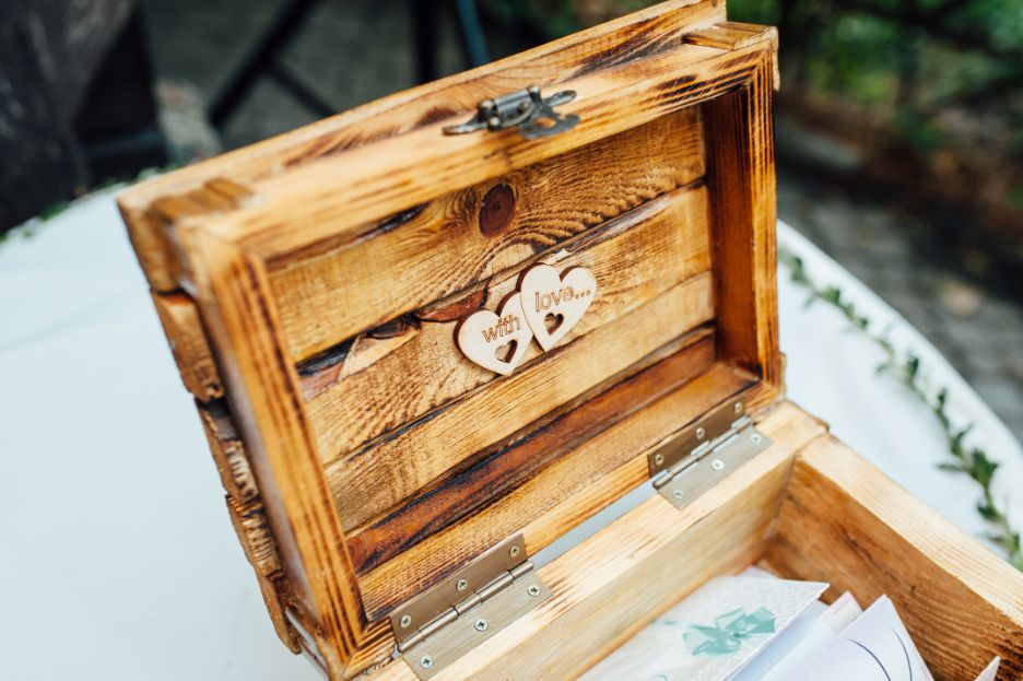 Ozdobne pudełko na koperty na wesele wykonane z drewna