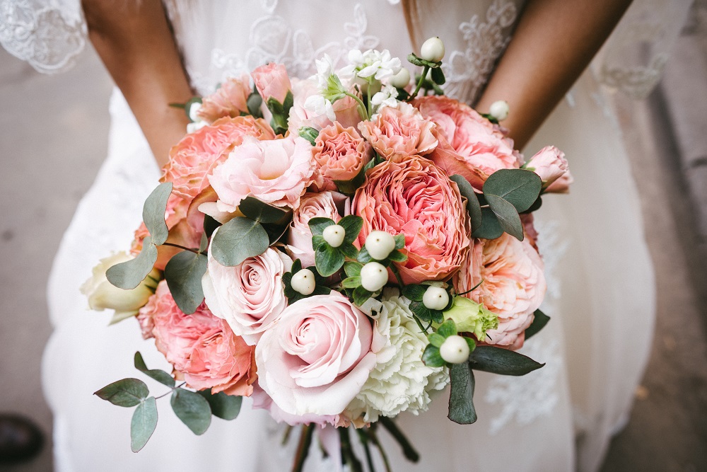 Kwiaty do bukietu ślubnego. Bukiet różowych róż i piwonii.