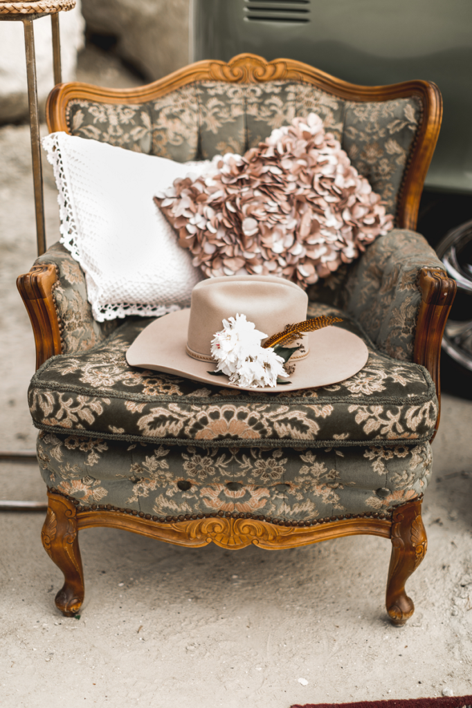 Dekoracja sali weselnej - fotel w stylu vintage