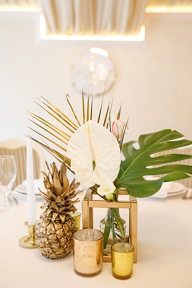 Dekoracja sali weselnej - kompozycja kwiatowa w stylu tropikalnym