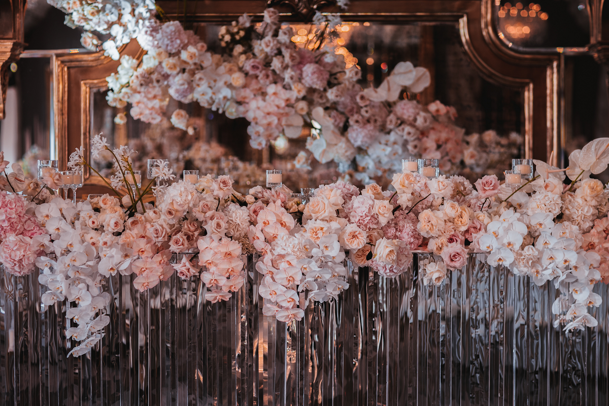 Dekoracja sali weselnej - stół pary młodej w stylu glamor