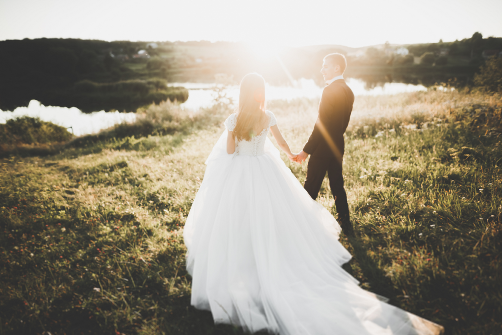 Przysięga małżeńska - nowożeńcy trzymający się za rękę