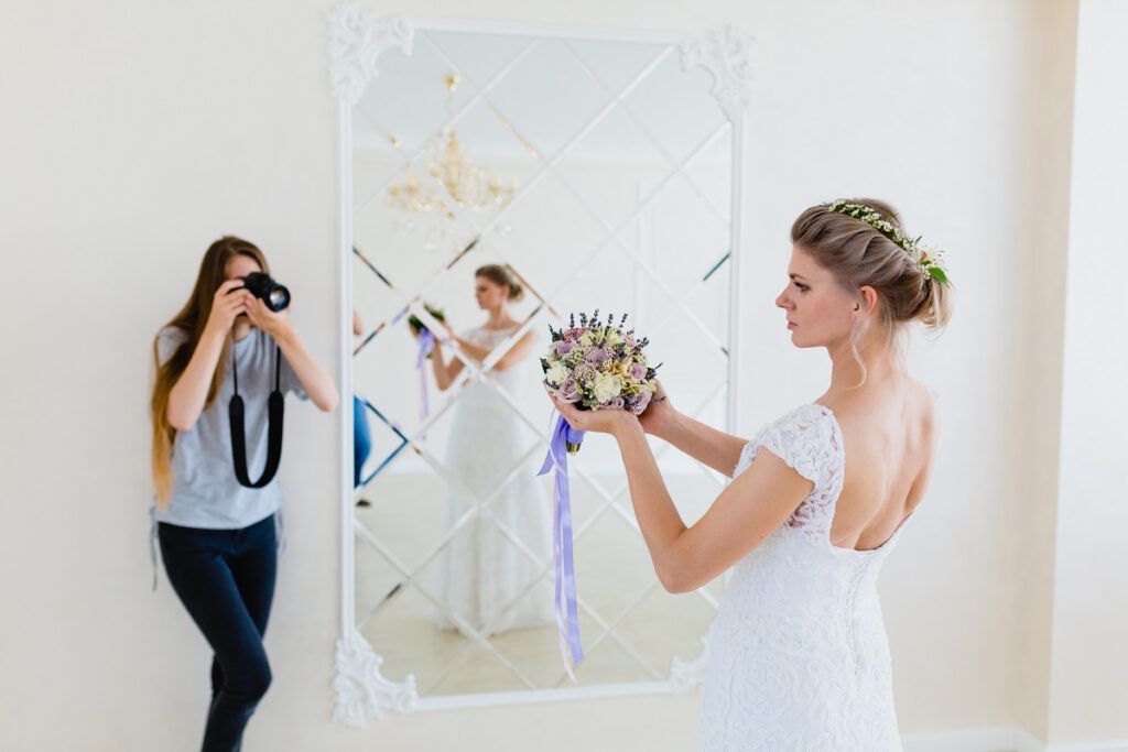 teledysk ślubny - panna młoda podczas sesji zdjęciowej z bukietem kwiatów