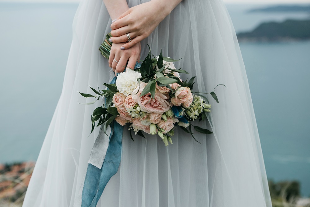 Najpiękniejsze kwiaty do bukietu ślubnego! Jaki styl wiązanki wybrać?