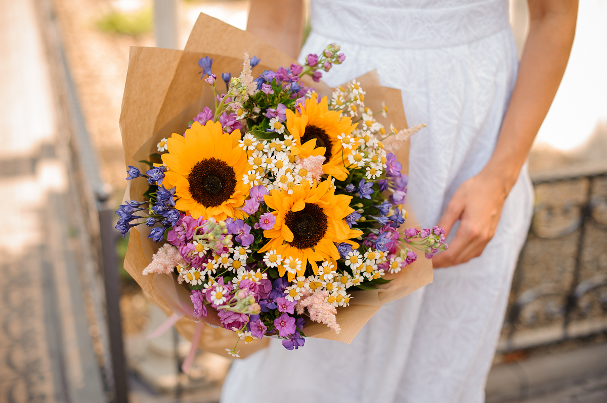 Bukiet ślubny ze słoneczników i fioletowych kwiatów