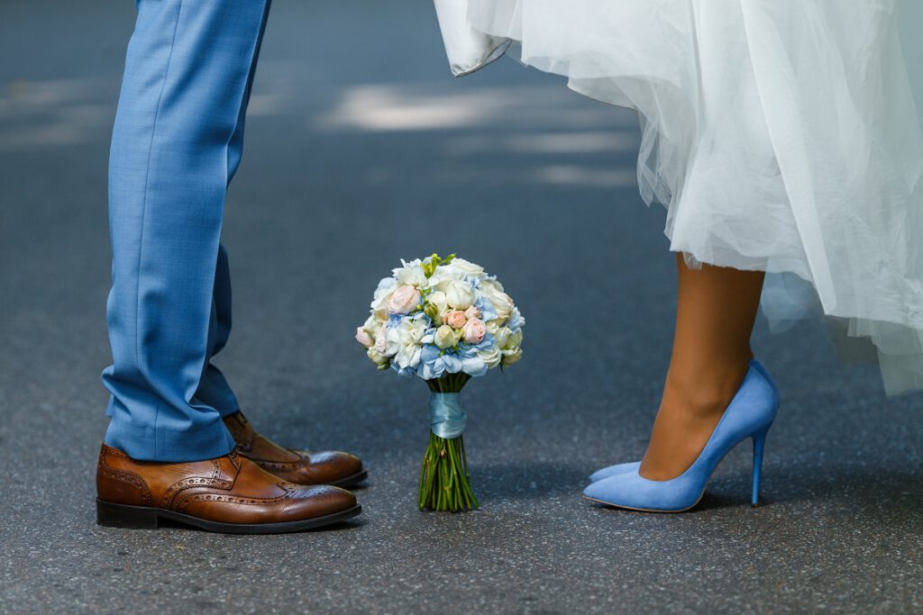 buty ślubne w niebieskim kolorze
