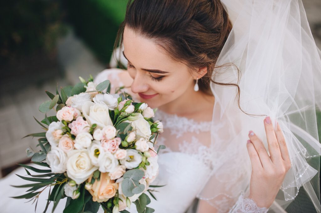 Bukiet ślubny 2022 – najpopularniejsze kwiaty i rodzaje wiązanek 💐
