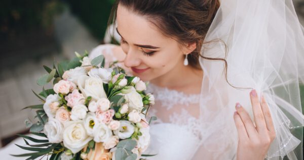 Bukiet ślubny 2022 - najpopularniejsze kwiaty i rodzaje wiązanek 💐