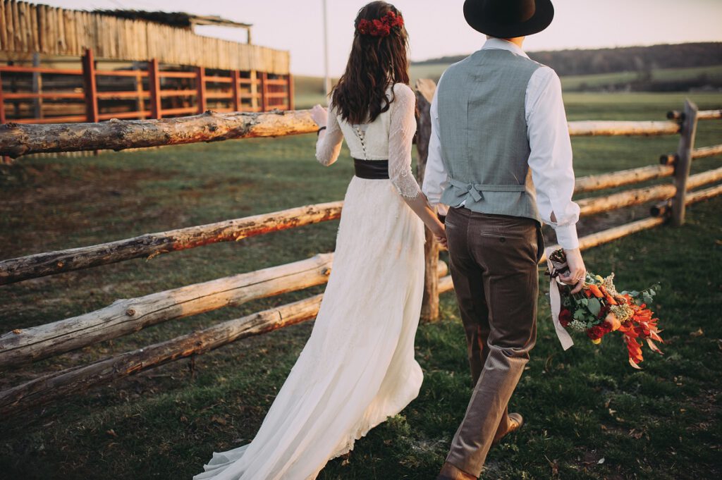 teledysk ślubny - para młoda spacerująca na farmie