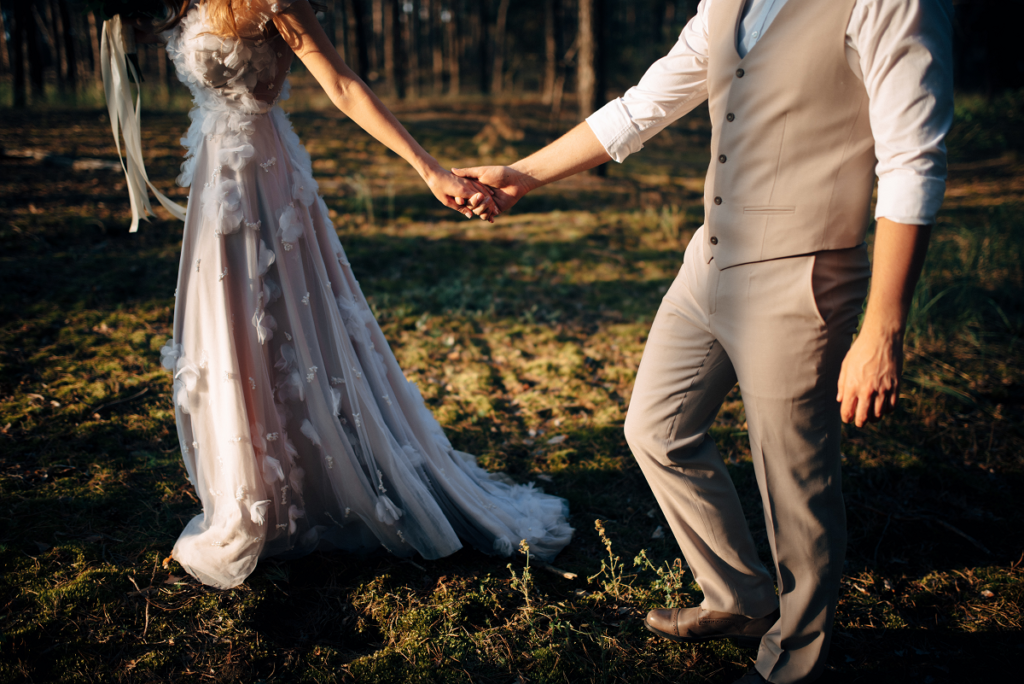 Przesądy ślubne - para młoda trzymająca się za rękę