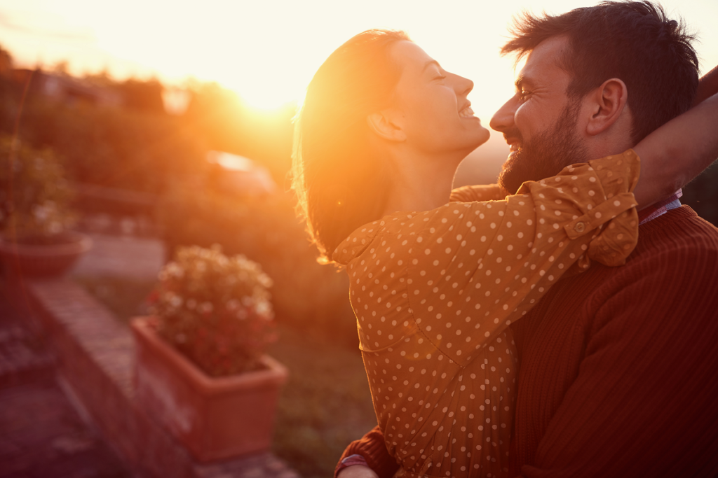 Polskie piosenki o miłości - przytulona para podczas zachodu słońca