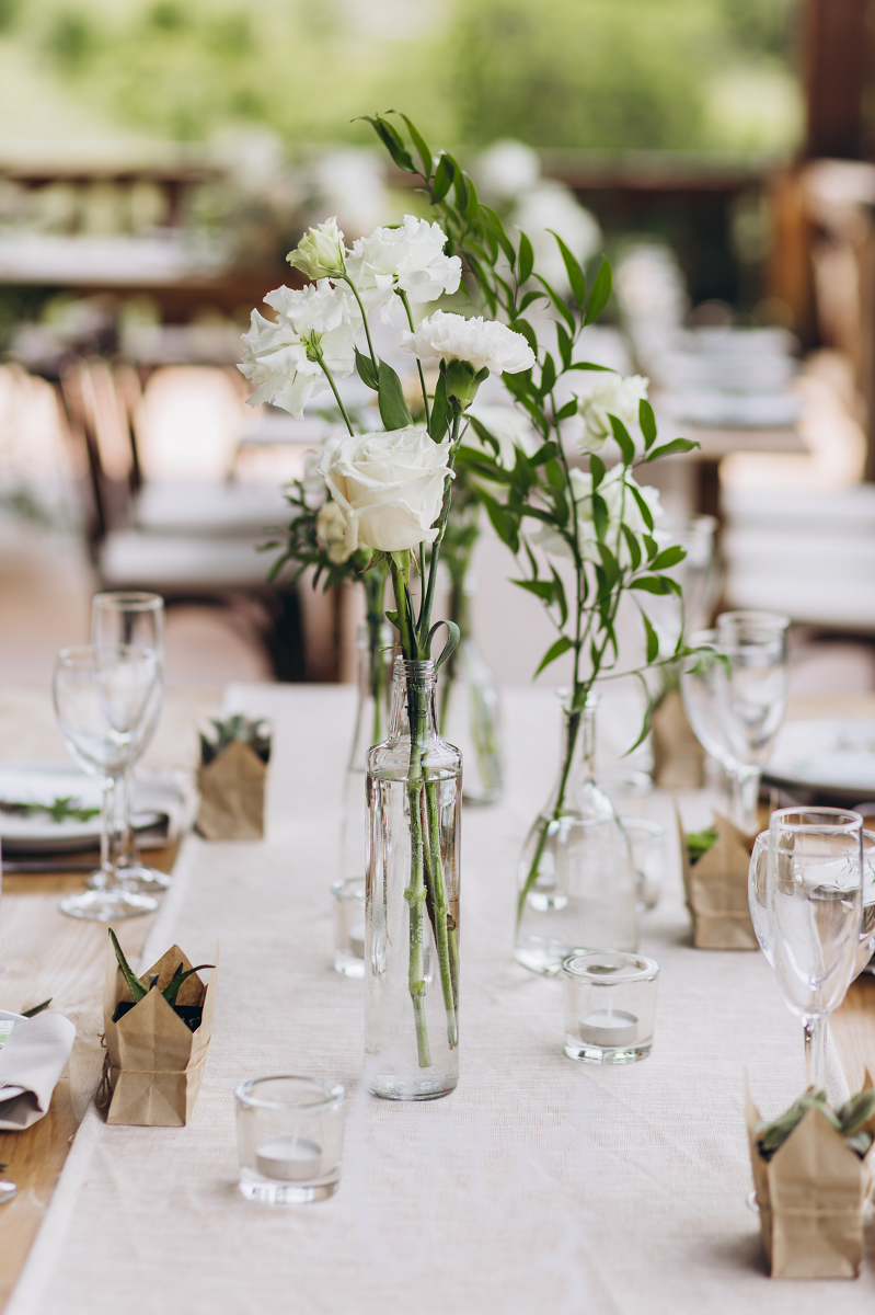 Dekoracja sali weselnej - rustykalne bukiety na stołach