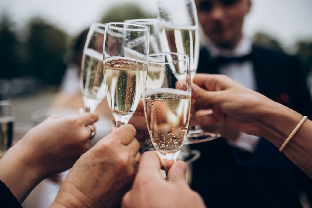 zawieszki na wódkę weselną - kieliszki szampana na weselu