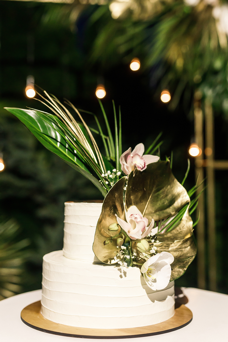 Dekoracja sali weselnej - tort w stylu tropikalnym