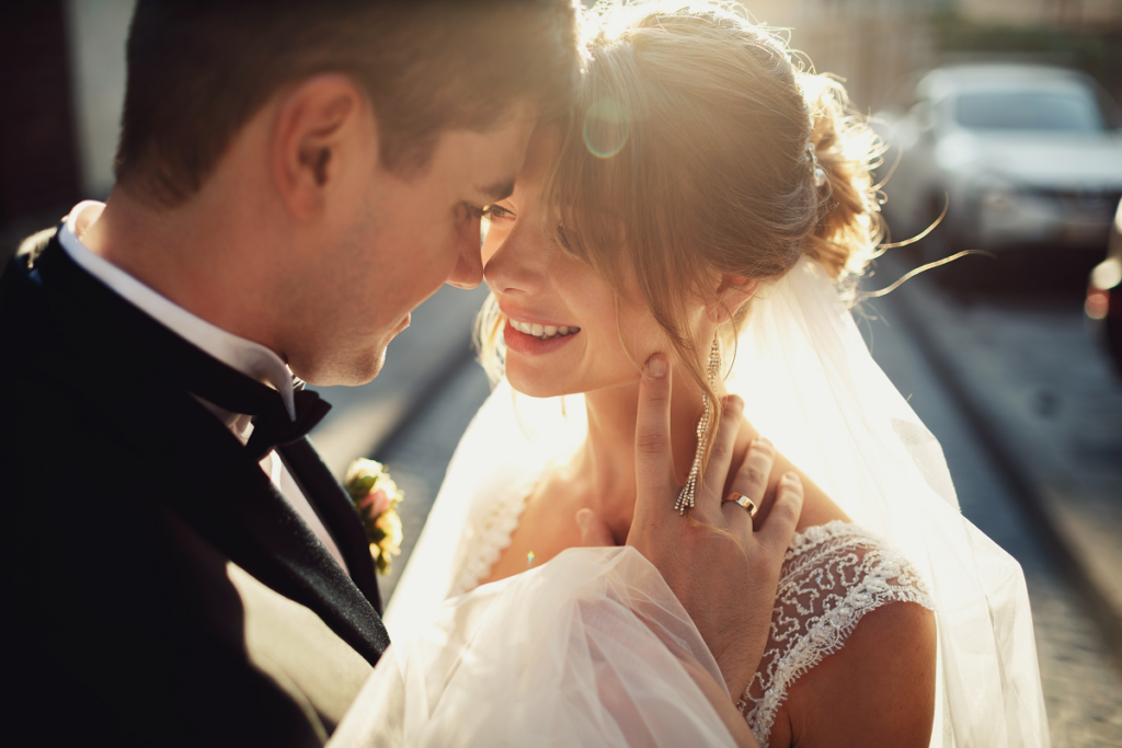 Zmiana nazwiska po ślubie - uśmiechnięta para nowożeńców