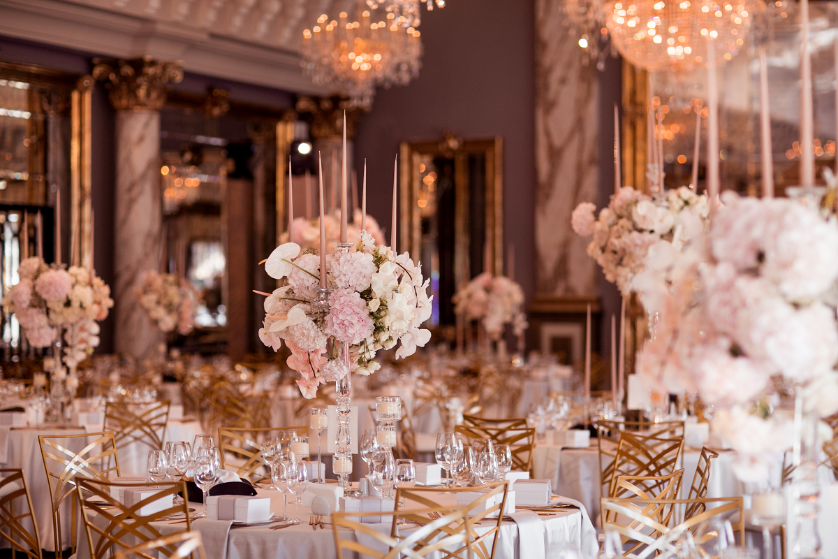 Dekoracja sali weselnej w stylu glamour w złotych i różowych kolorach