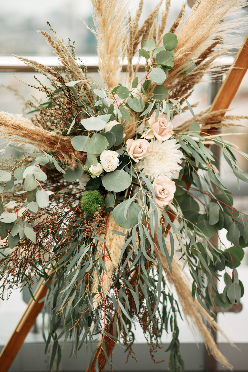Styl boho wesele - dekoracje z kwiatów i roślin