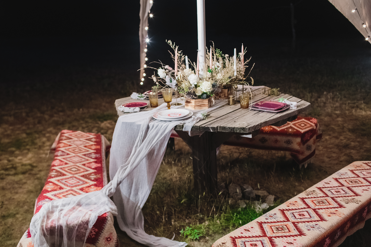 Styl boho wesele - dekoracje stołu w plenerze