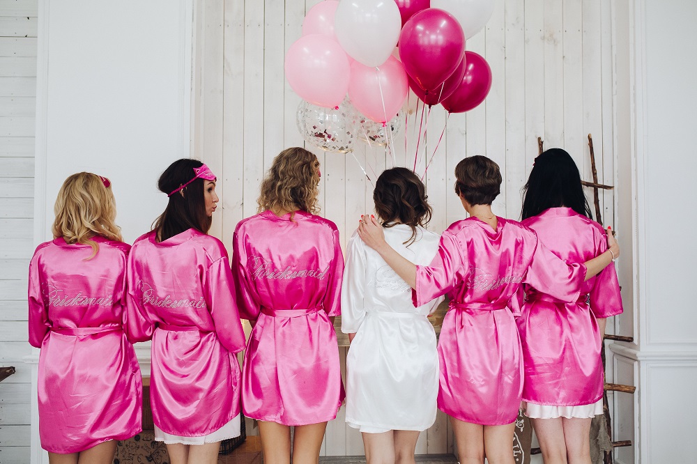 zabawy na wieczór panieński - drużyna panny młodej w różowych szlafrokach