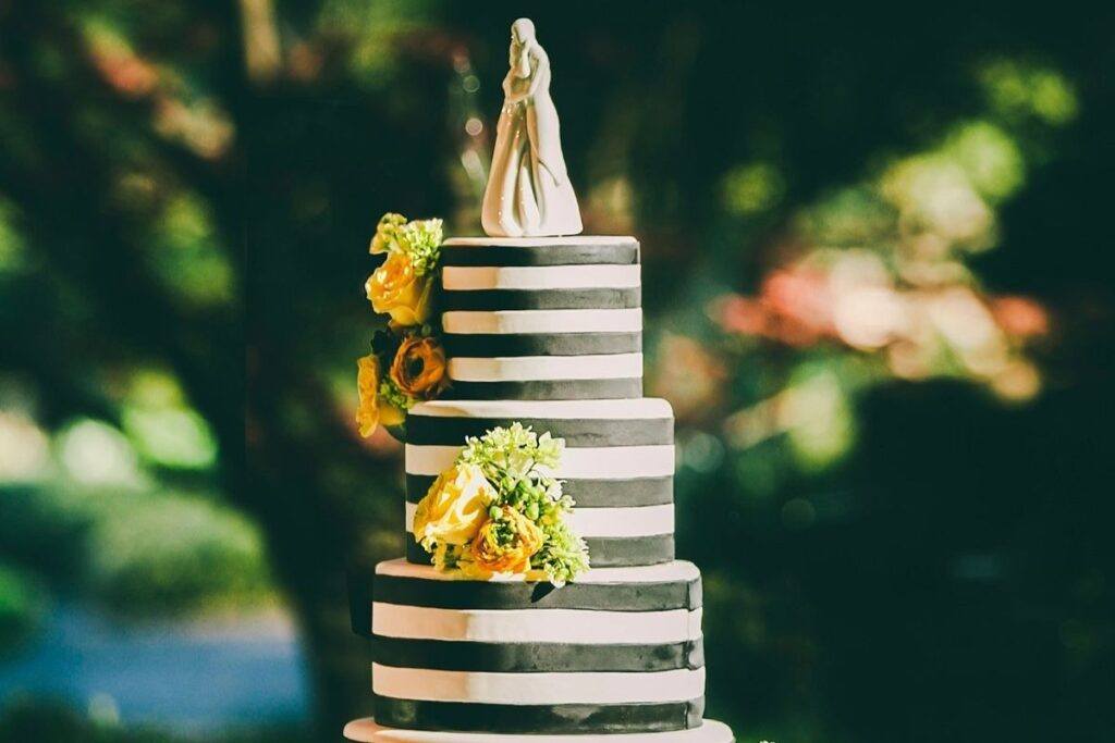 Najpopularniejsze ozdoby na tort weselny – które z nich wybrać?
