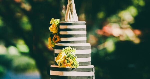 Najpopularniejsze ozdoby na tort weselny - które z nich wybrać?