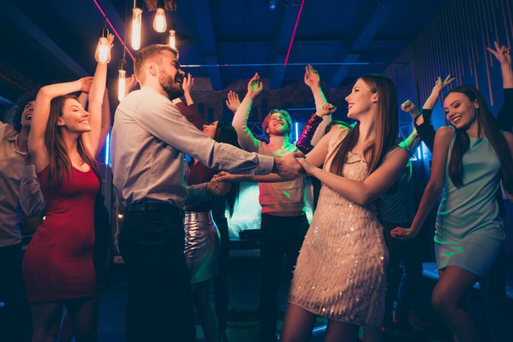Piosenki weselne - goście bawiący się na parkiecie tanecznym