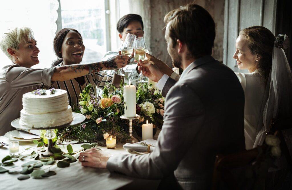 Jak usadzić gości na weselu? Praktyczne porady od specjalistki
