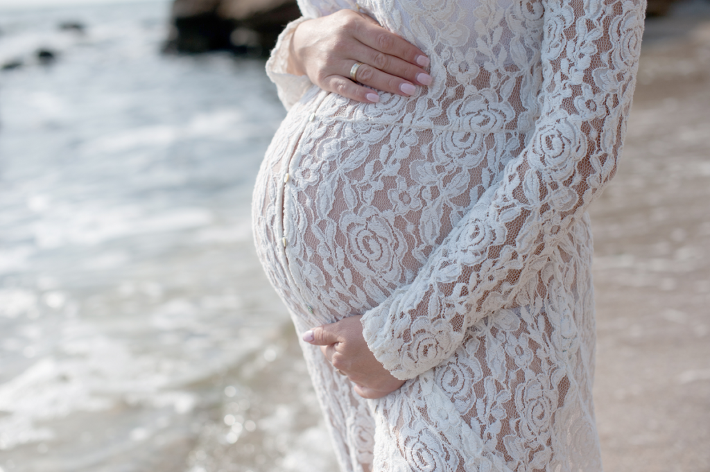 Sukienki koronkowe na wesele - kobieta w ciąży