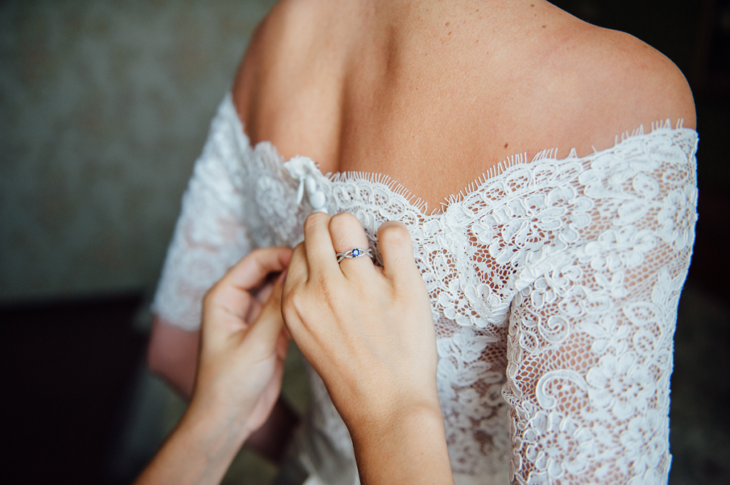 Sukienki koronkowe na wesele - tył sukienki