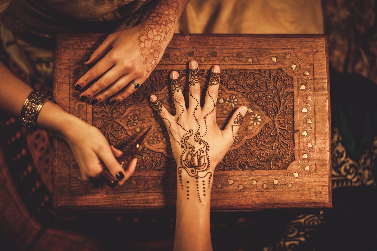 Malowanie wzorów henną