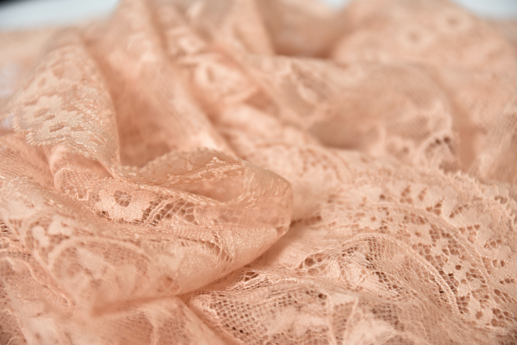 Sukienki koronkowe na wesele - różowy materiał