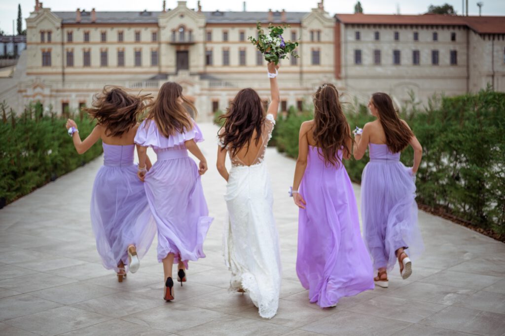 obowiązki świadkowej - panna młoda wraz z druhnami we fioletowych sukienkach