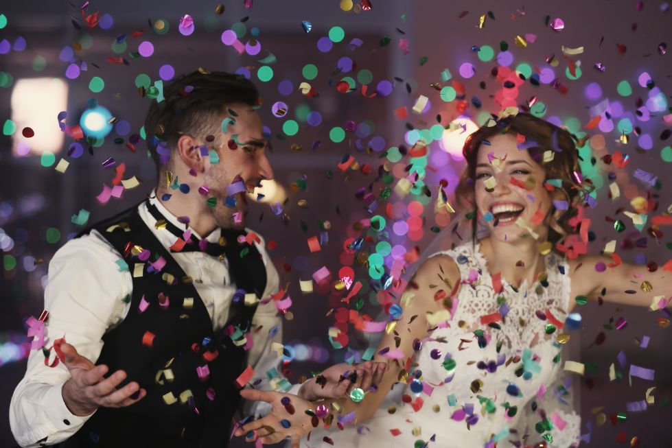 Piosenki weselne - para młoda podczas zabawy na przyjęciu