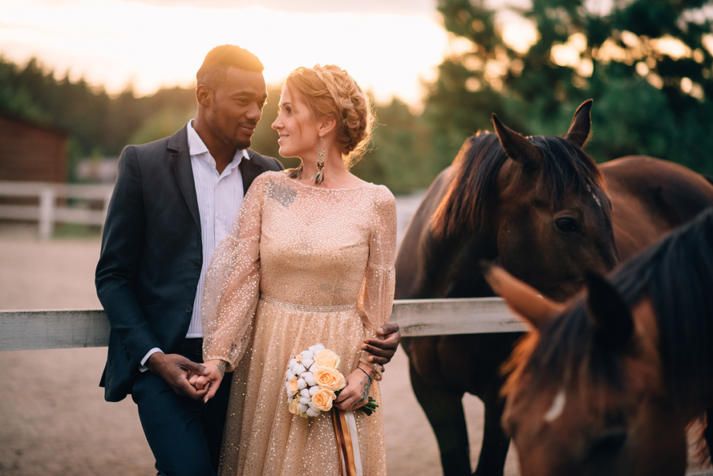 Ślub z obcokrajowcem - para młoda przy stadninie koni 