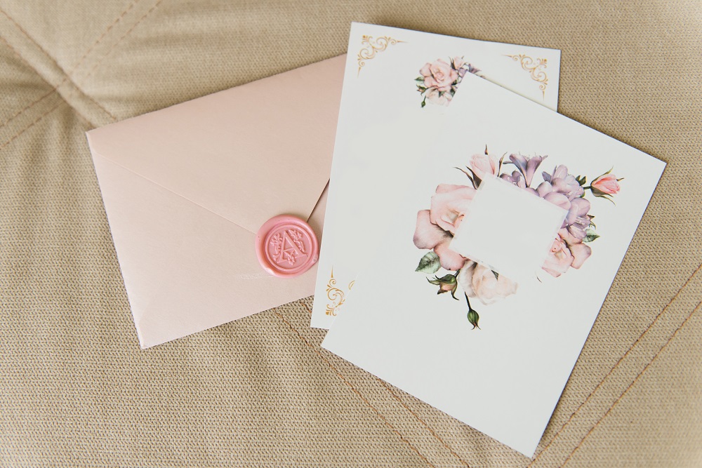 jak napisać zaproszenie - zaproszenia ślubne i różowa koperta
