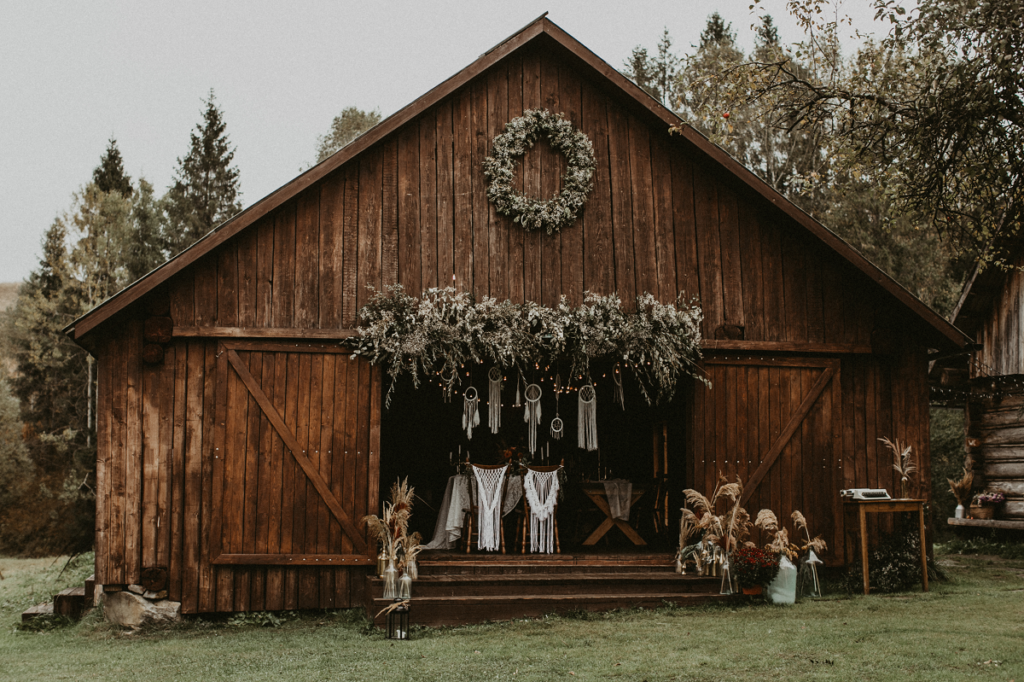 Styl boho wesele - stodoła