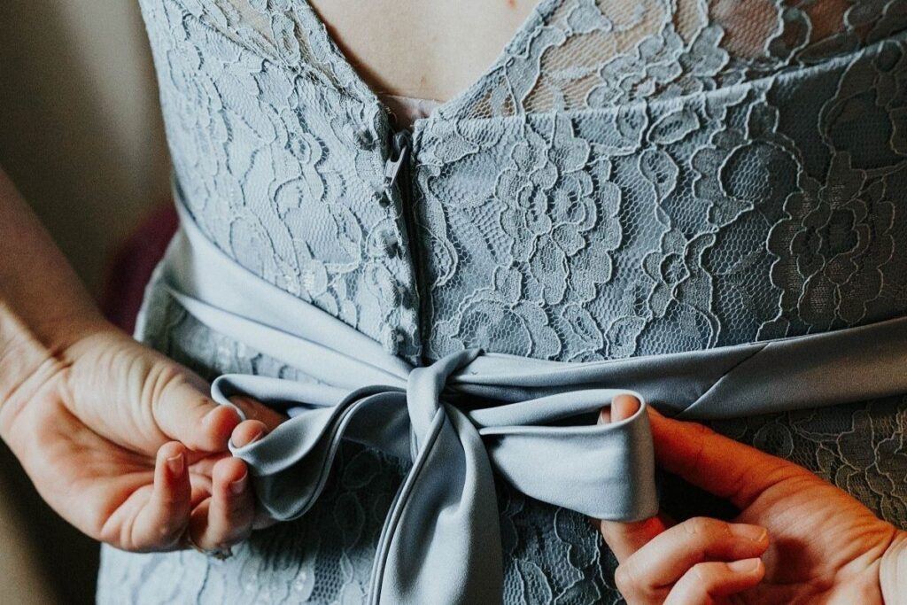 Sukienki koronkowe na wesele – zaskocz niezwykle kobiecą stylizacją